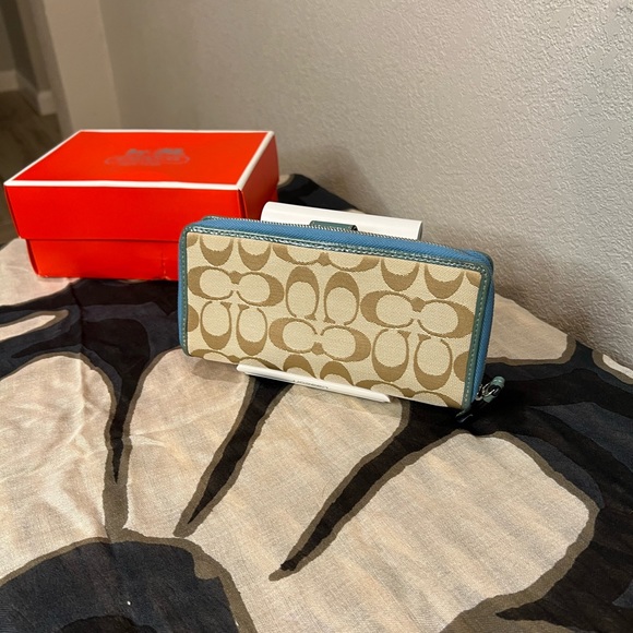 HARD TO FIND COACH SIGNATURE MULTI COLOR ZIP AROUND WALLET - Picture 3 of 9